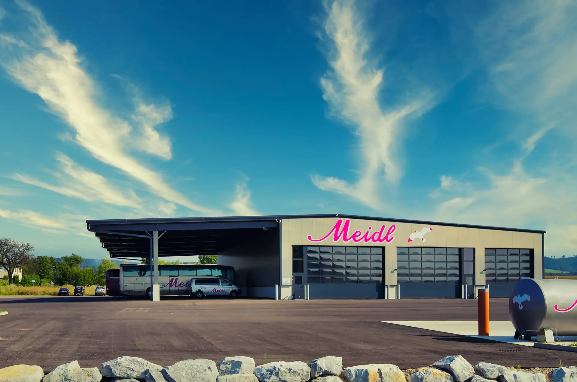 Neubau / Werkhalle / Flugdach / Bürogebäude