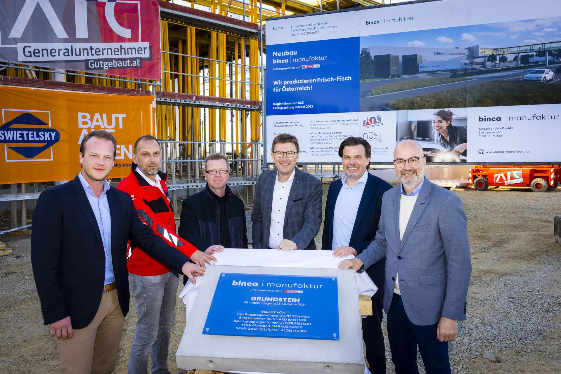 Unsere Kollegen Teamleiter DI Michael Kirschner, Projektleiter Ing. Günter Niedermayer und Prokurist Christoph Kleemann bei der Grundstienlegung