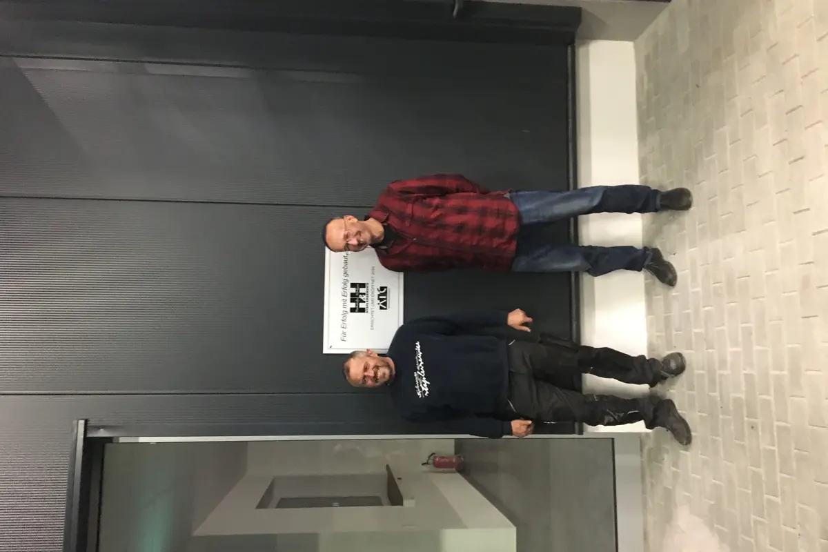 H&H vor Übergabetafel