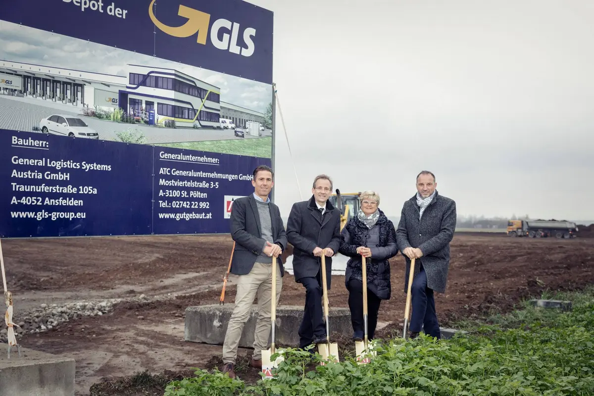 Spatenstich GLS vor Bautafel