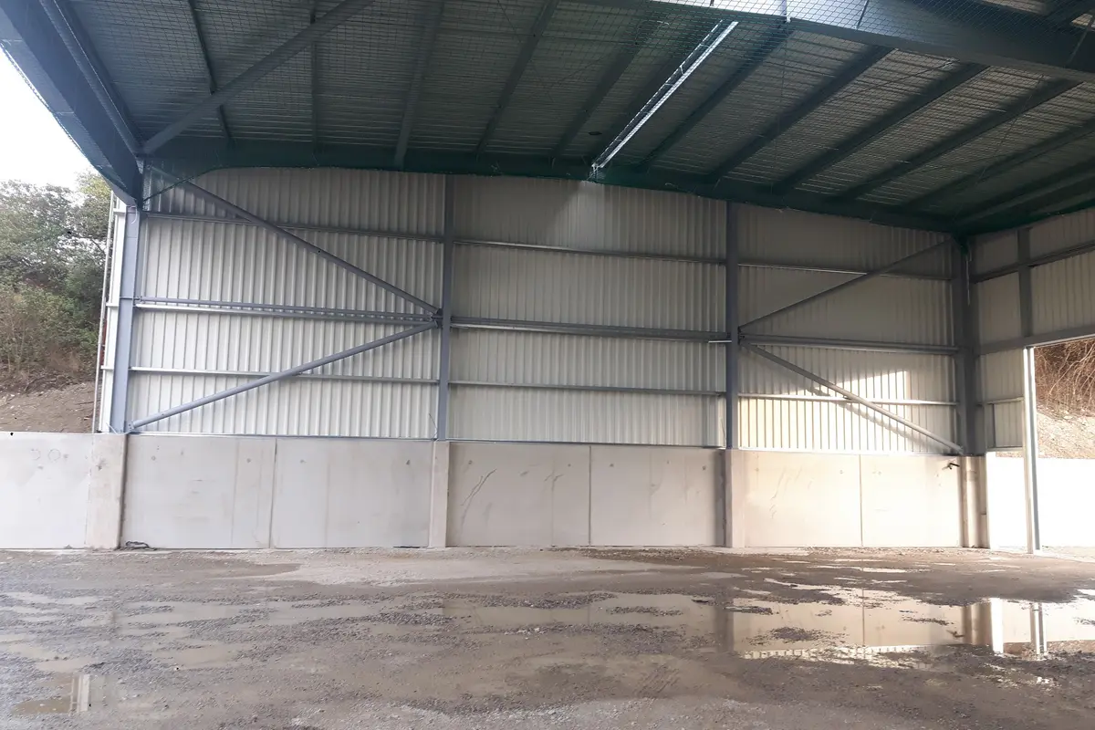 Paneeleverkleidung und Sahlbau