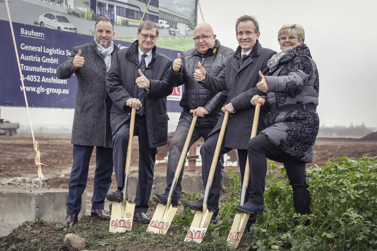 Spatenstich GLS vor Bautafel