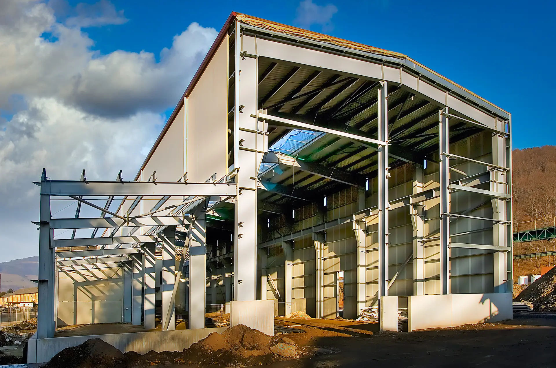 Neubau / Produktions- Lagerhallen / Büros / Dachsanierungen